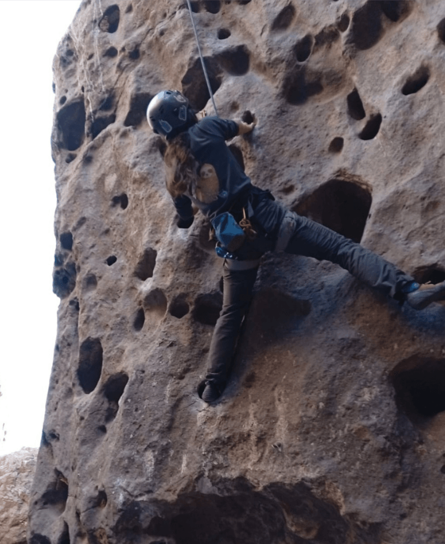 Escalador en una pared de roca durante una actividad del Club MONVAL
