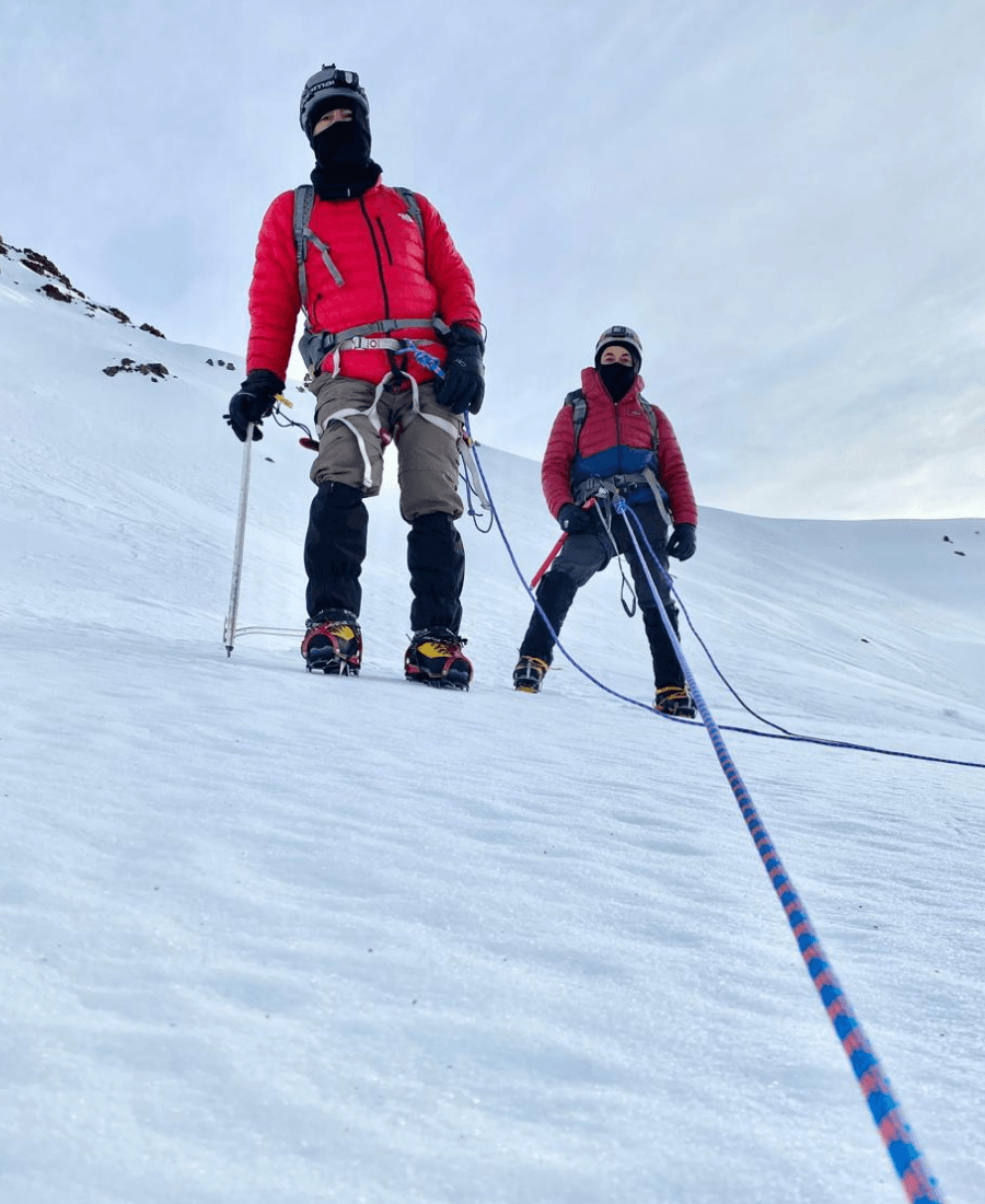 Montañista ascendiendo un cerro en una salida del Club MONVAL