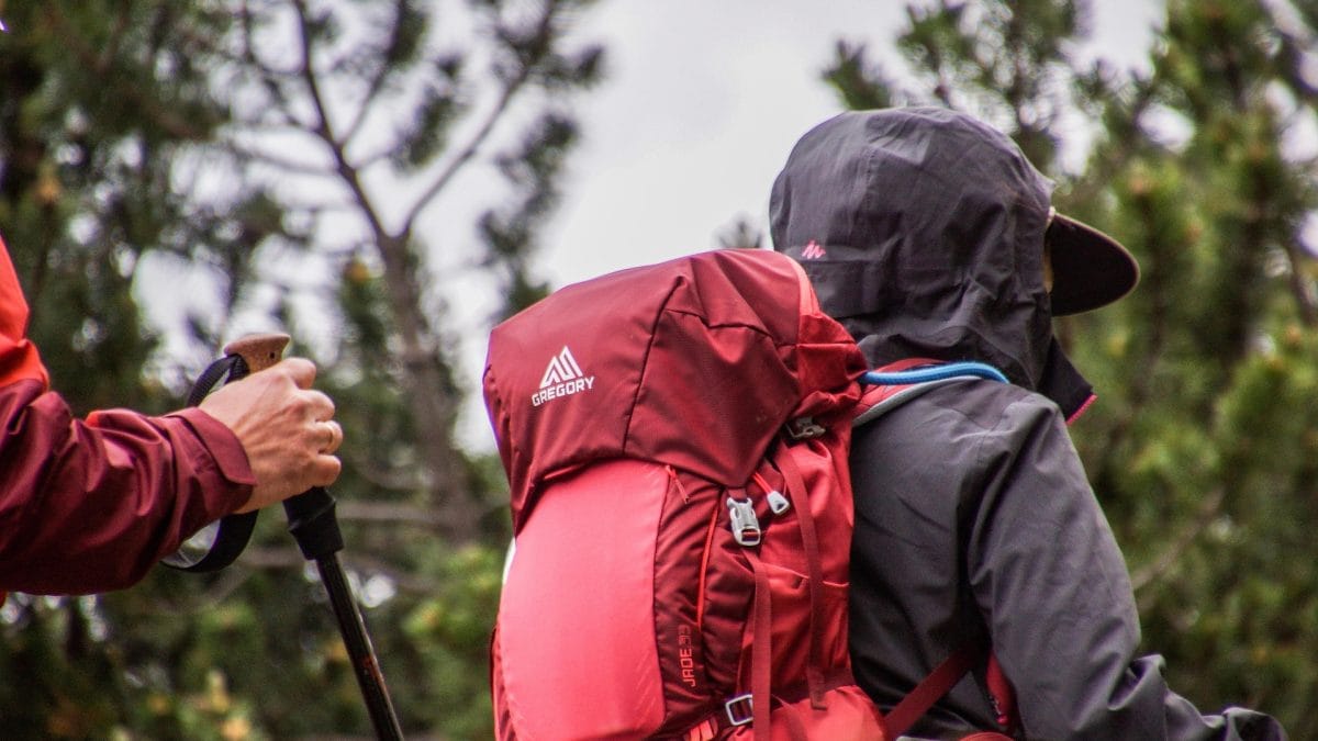 Mochila de montaña preparada para una salida