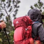 Mochila de montaña preparada para una salida