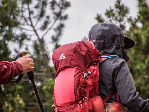 Mochila de montaña preparada para una salida